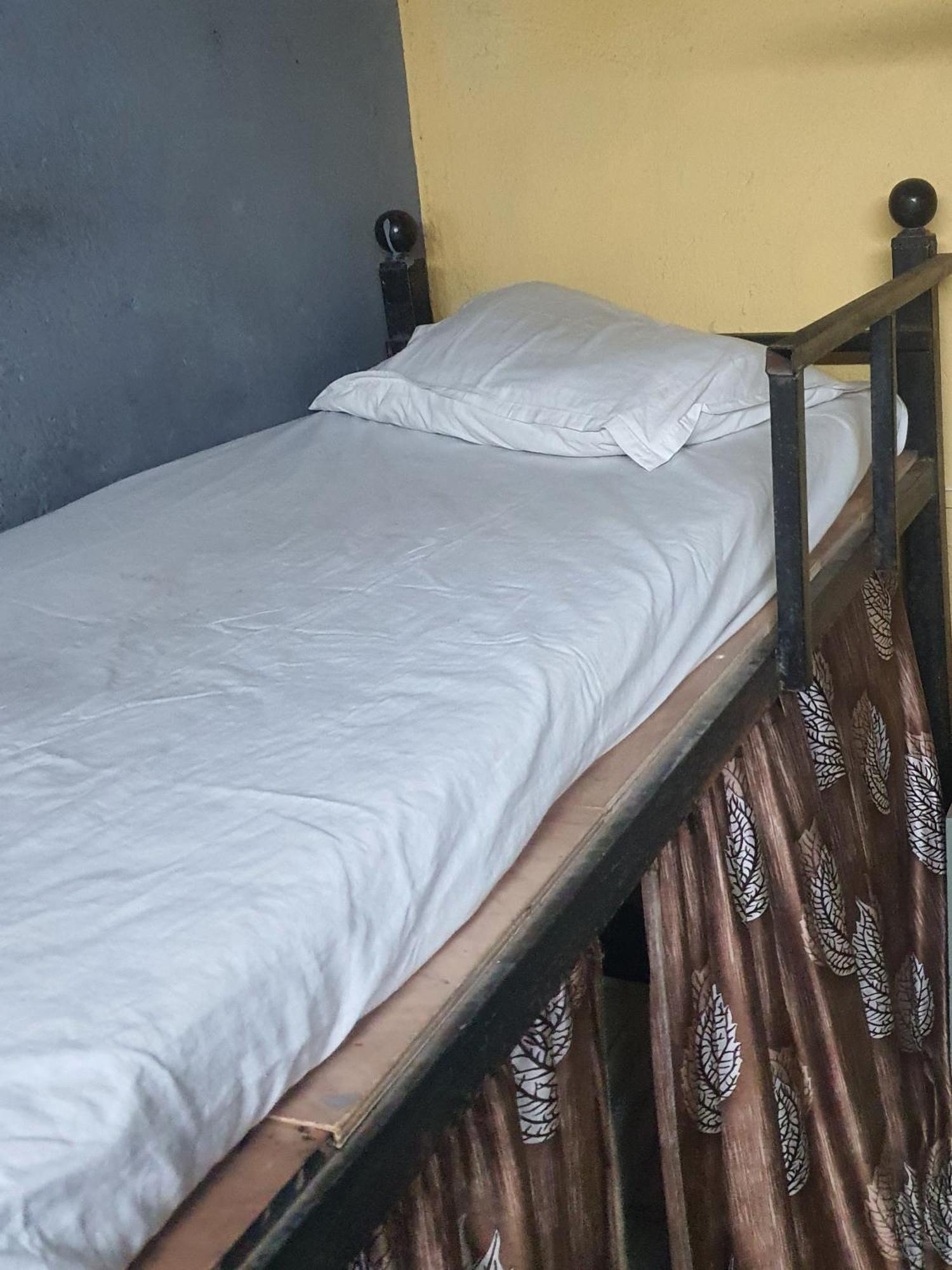 Bapuji Dormitory Hostel Мумбаї Екстер'єр фото