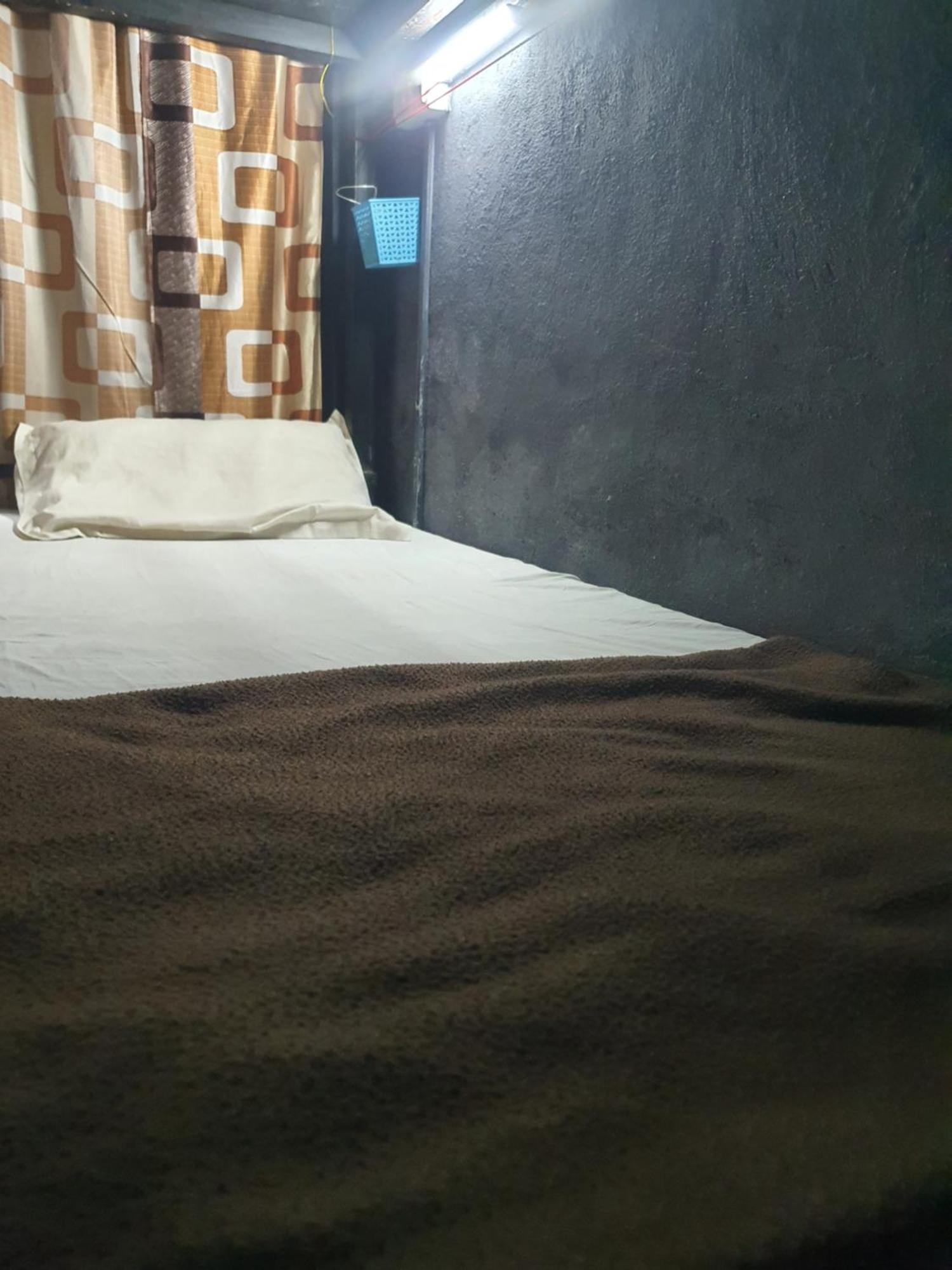 Bapuji Dormitory Hostel Мумбаї Екстер'єр фото