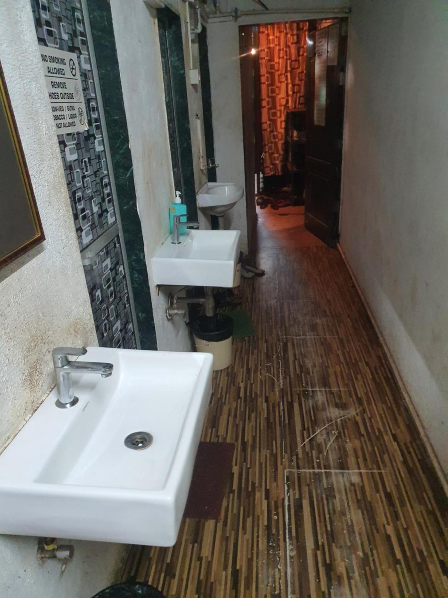 Bapuji Dormitory Hostel Мумбаї Екстер'єр фото