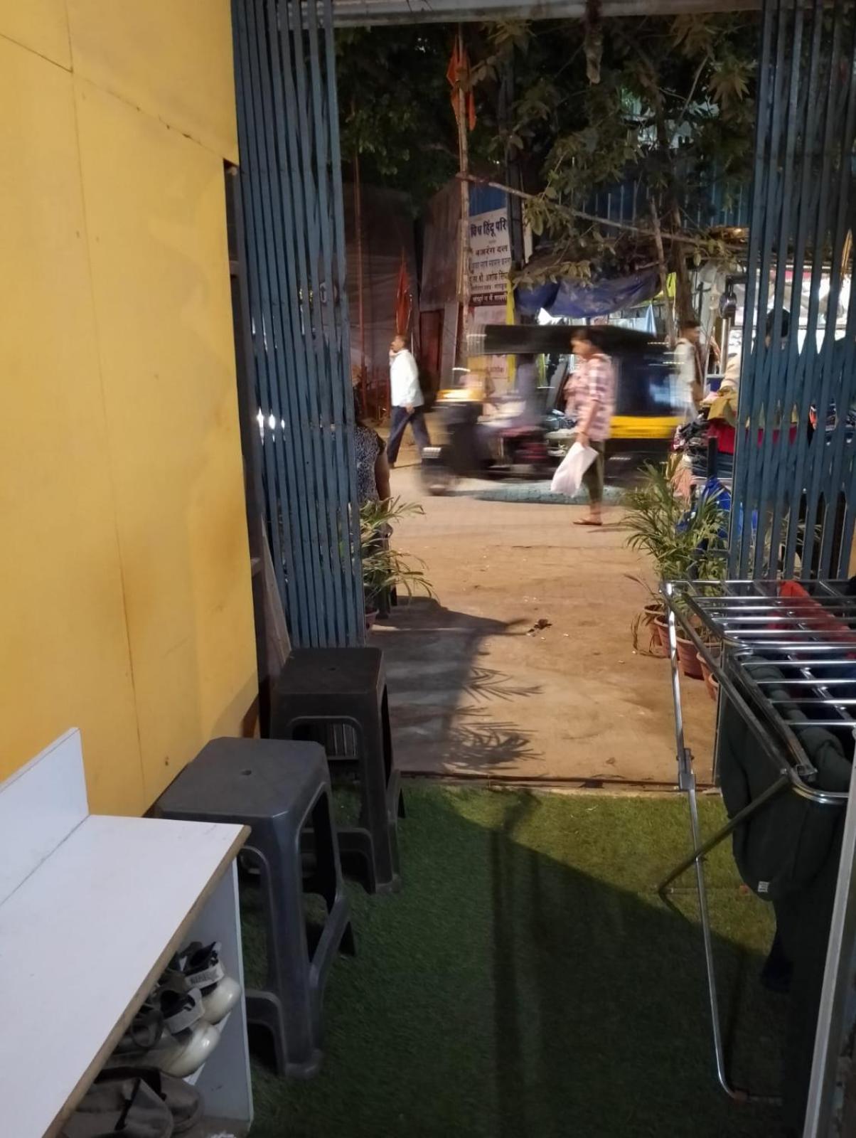 Bapuji Dormitory Hostel Мумбаї Екстер'єр фото
