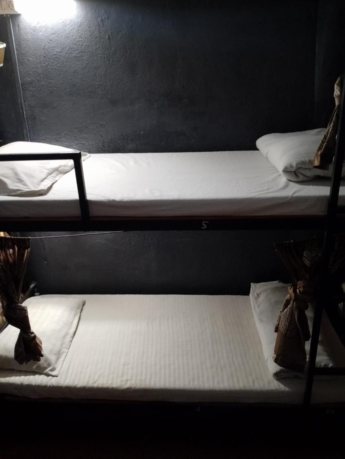 Bapuji Dormitory Hostel Мумбаї Екстер'єр фото