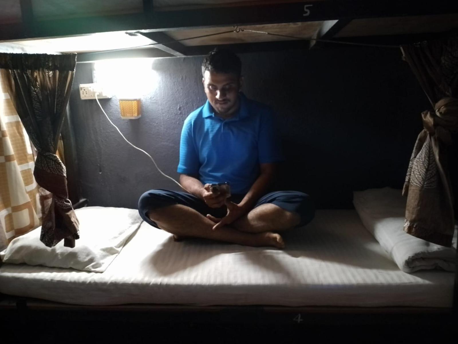 Bapuji Dormitory Hostel Мумбаї Екстер'єр фото