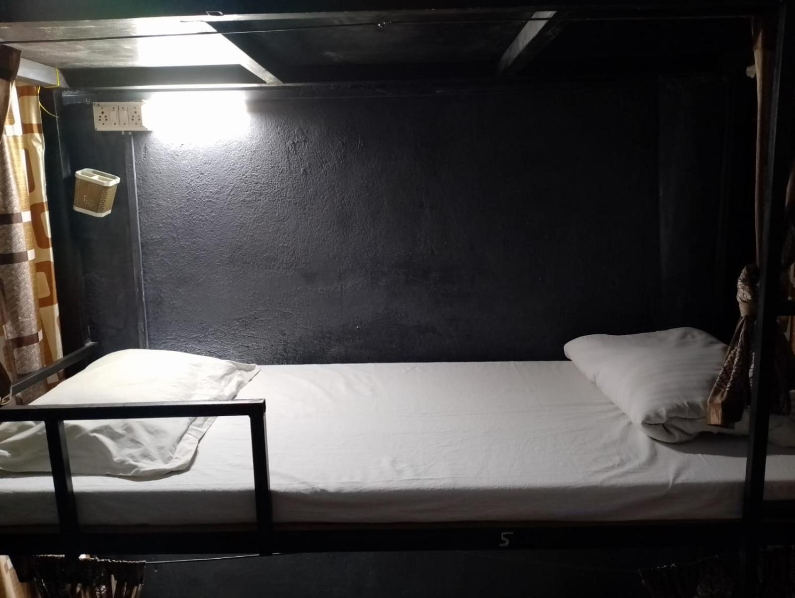 Bapuji Dormitory Hostel Мумбаї Екстер'єр фото