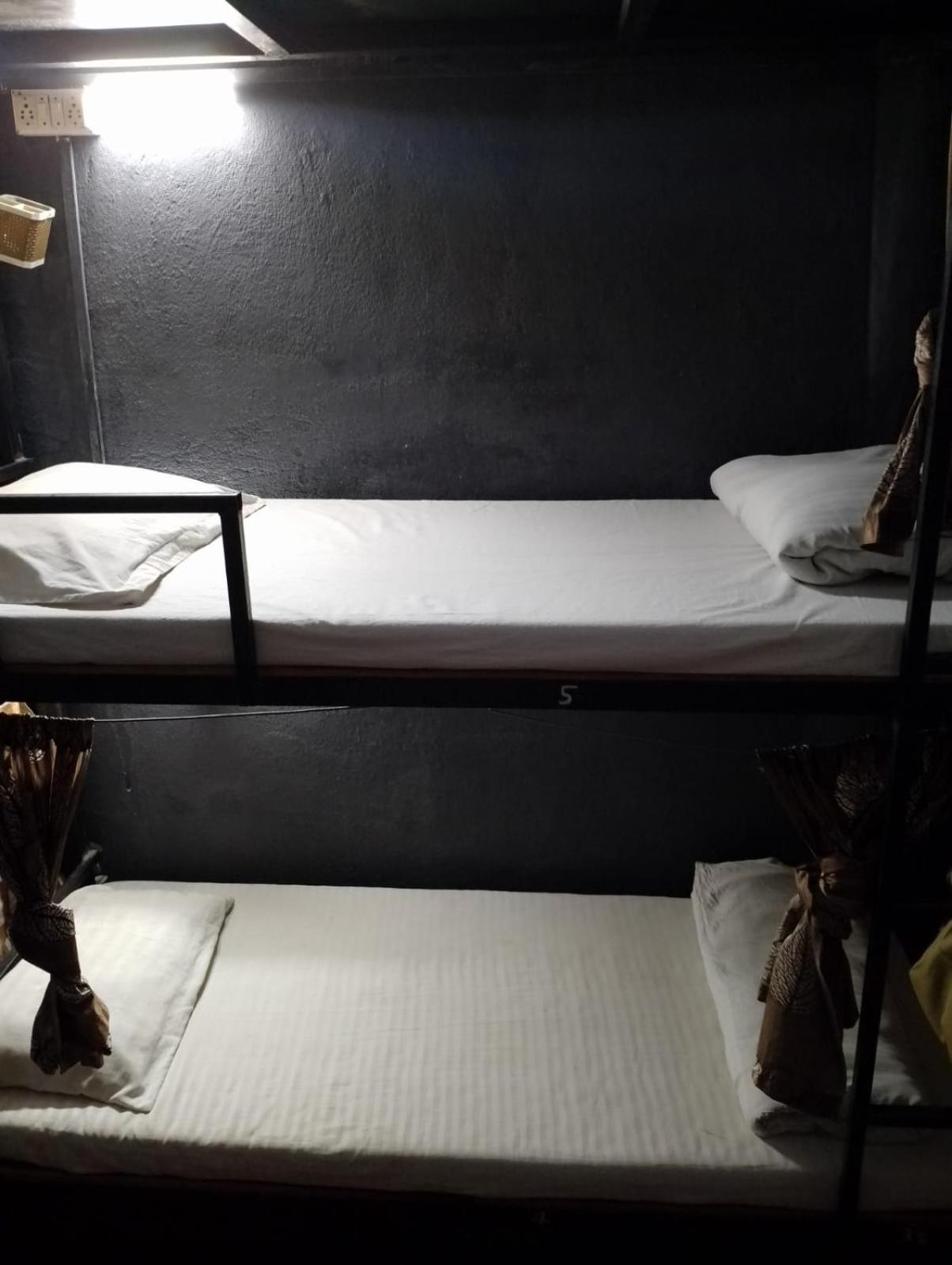 Bapuji Dormitory Hostel Мумбаї Екстер'єр фото