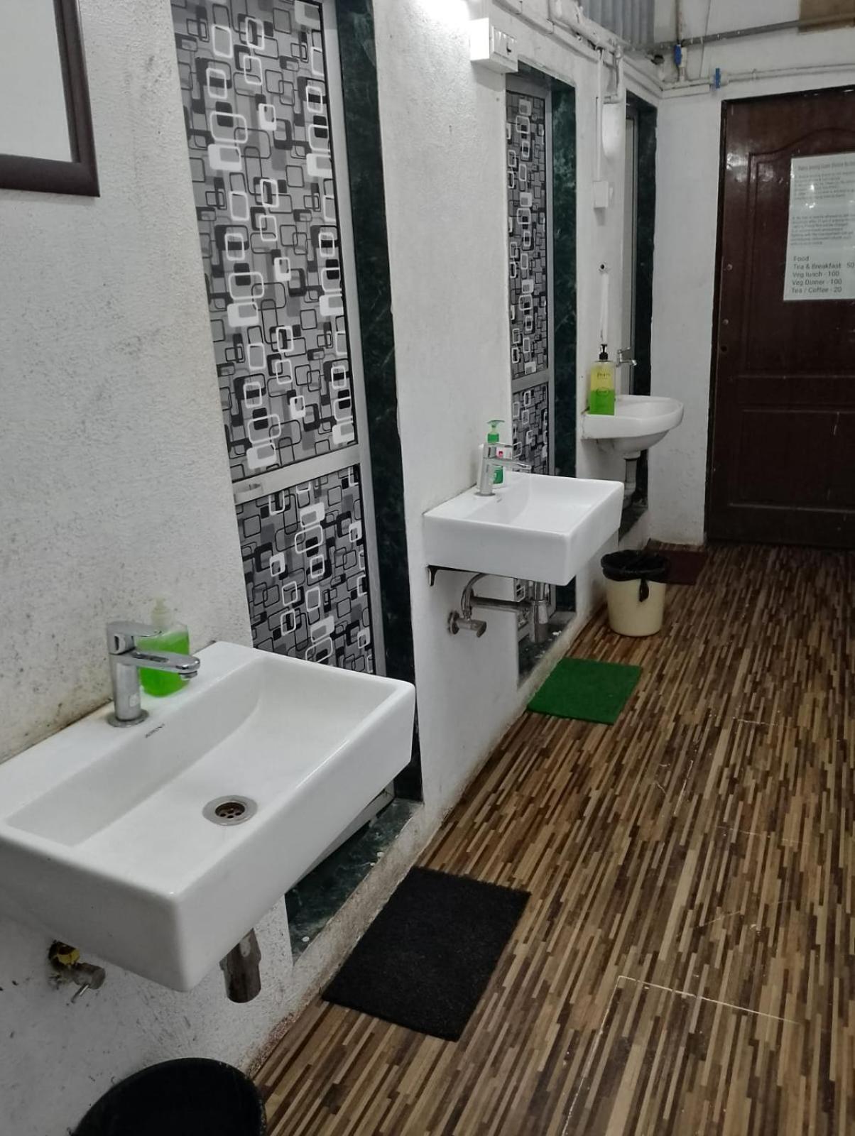 Bapuji Dormitory Hostel Мумбаї Екстер'єр фото